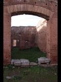 01460 ostia - regio ii - insula vi - casa dell'ercole bambino (ii,vi,3-4) - via della fontana - 4. raum von norden an der ostseite der casa (via della fontana) - bli ri westen - 01-2024.jpg